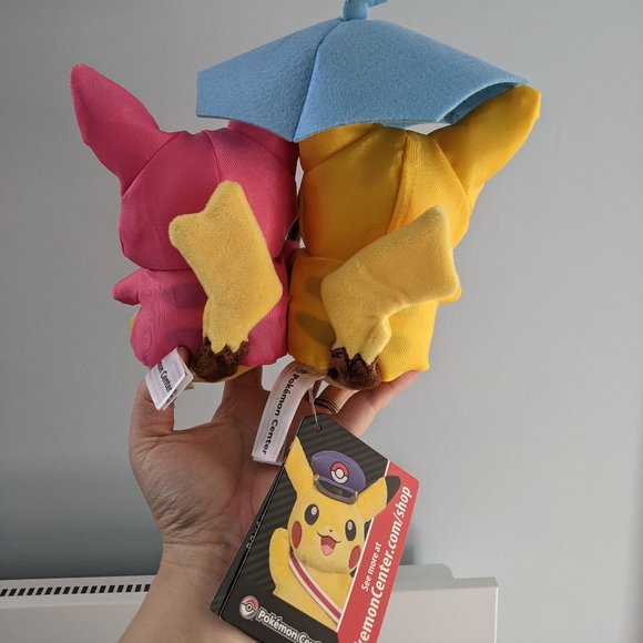 Pokemon Center Exclusive Pikachu Couple in the Rain - Picture 4 of 5